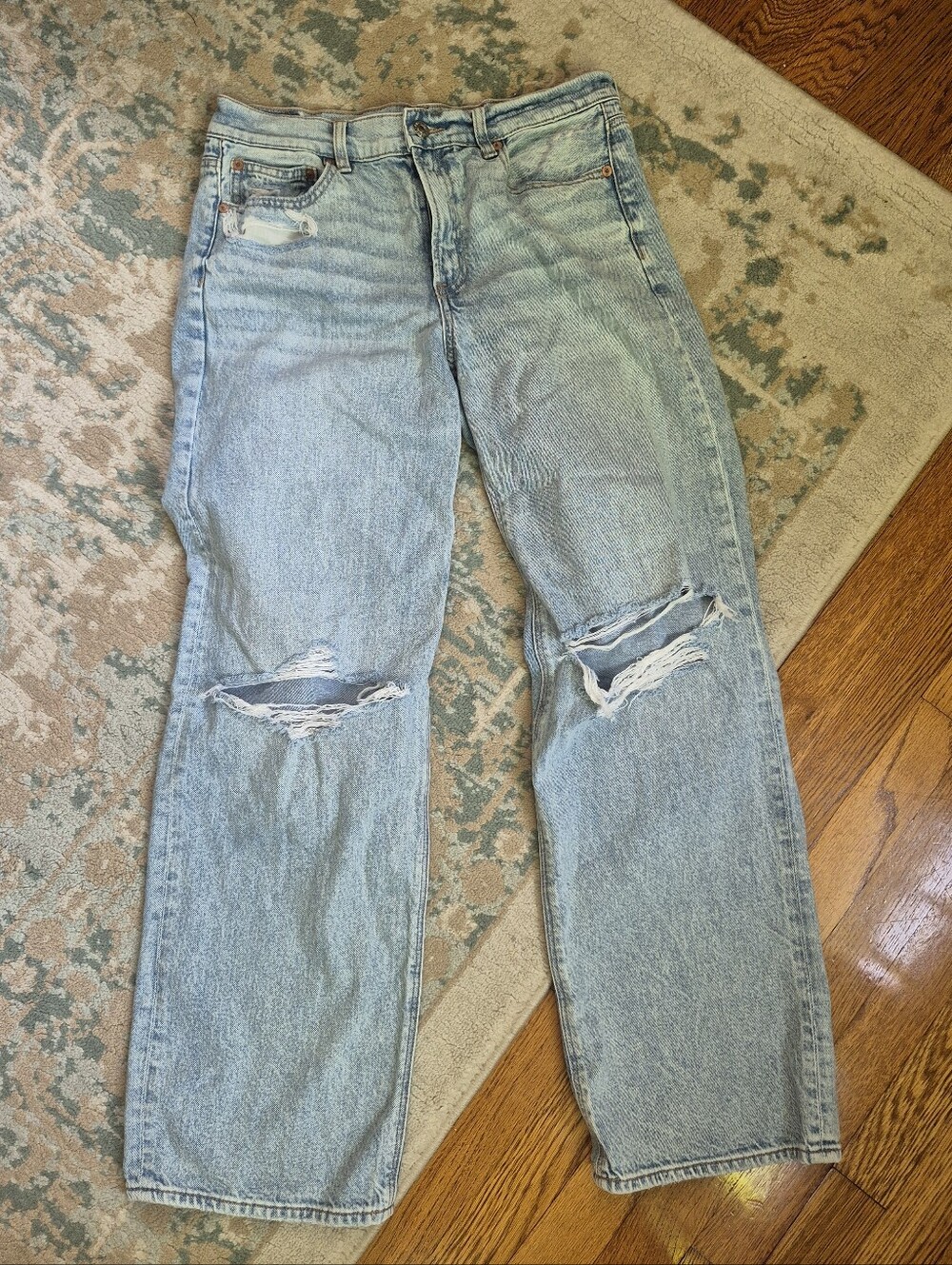 American Eagle  Knee Rip Straight Leg Jeans SZ 8